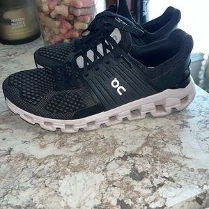 On cloudswift women’s sneakers size 8.5